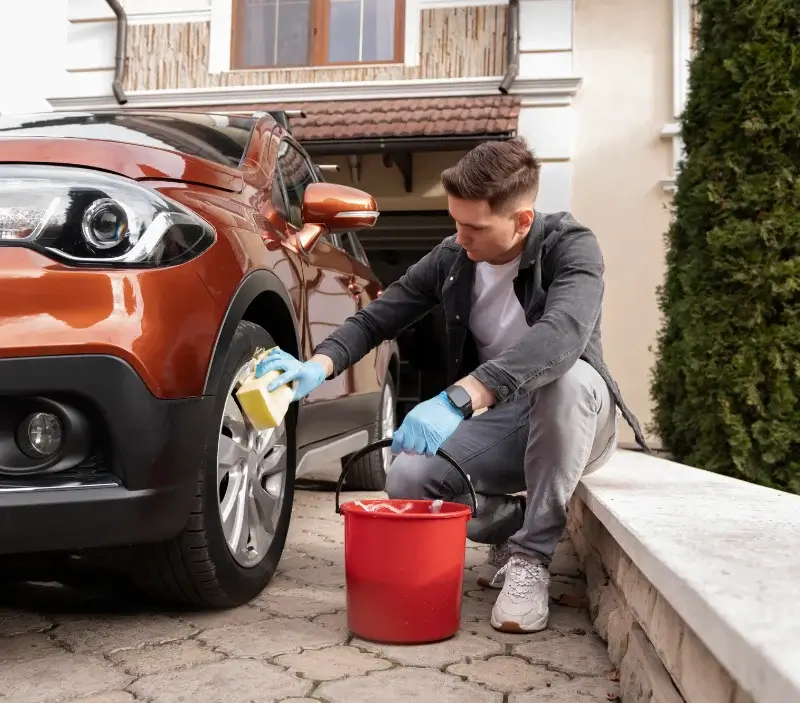 Lavage auto à domicile Cigogné : professionnel intervenant sur un véhicule